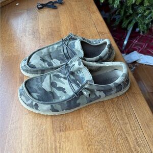 Men’s camo Hey Dude shoes size 14